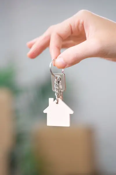 Handing over a house key in the process of selling a house
