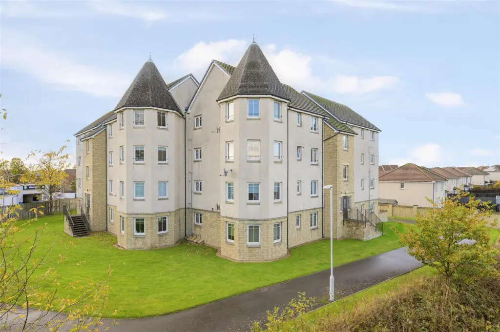 32H, Caledonia Court, Rosyth, KY11 2ZJ