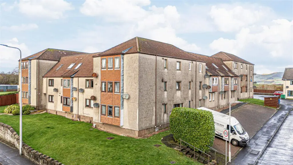 13 Robert Smith Court, Lumphinnans, KY4 8AE