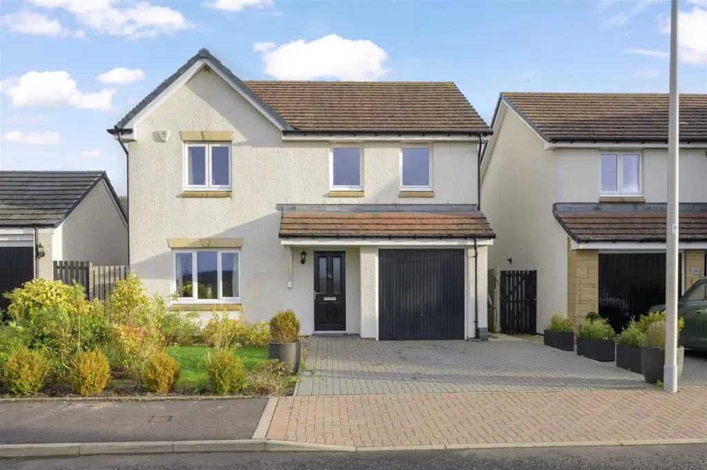 32 Russell Avenue, Kingseat, KY12 0YX