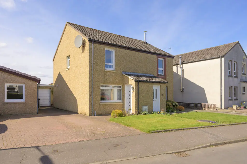 16 Brandy Riggs, Cairneyhill, KY12 8UU