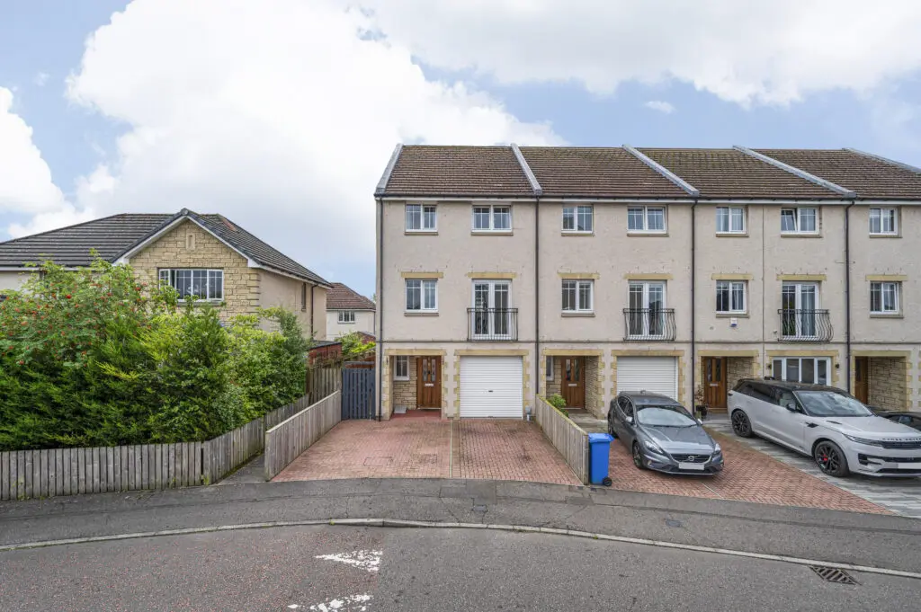 8 Caledonia Court, Rosyth, KY11 2ZJ
