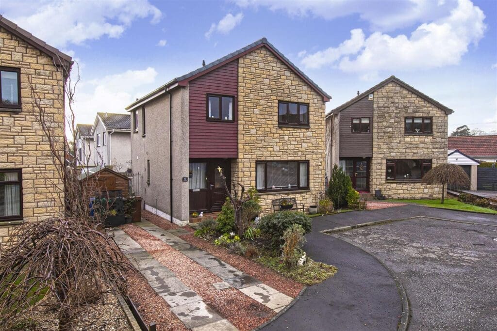 31 Craigbank, Crossford, KY12 8YE