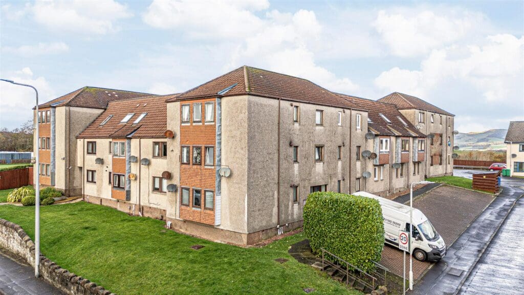 13 Robert Smith Court, Lumphinnans, KY4 8AE